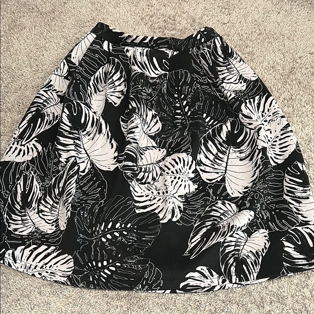 Black & White Leaf Skirt. Size XS. No brand. Elastic band top with pockets!